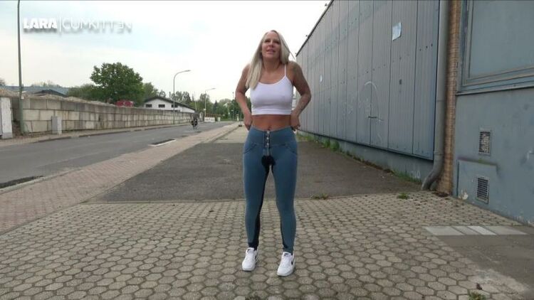 Lara-CumKitten - JEANS und SNEAKER vollgepisst - PUBLIC PISS an der Strasse