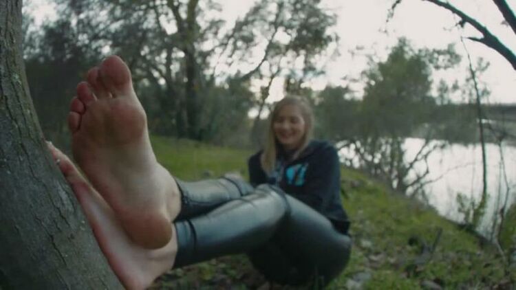 Dirty feet – LAUREN’S BAREFEET IN THE WOODS | dirty feet | feet