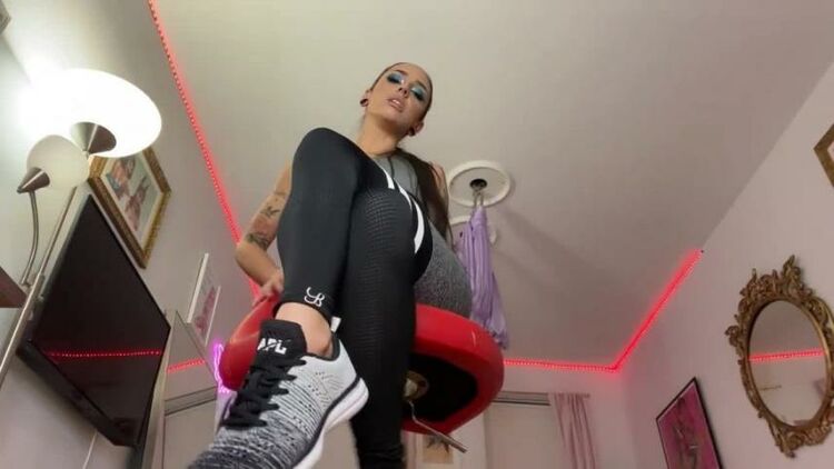 Misswhip – Sneaker Wimp Gets Picked Up and Manhandled – Muscle Worship