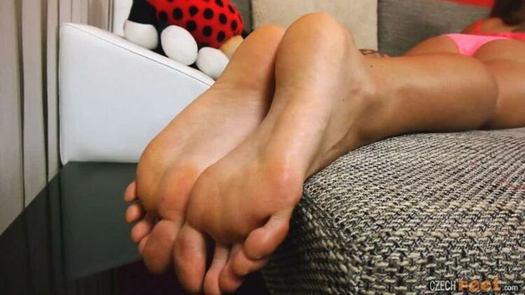 04/08/2018 Lucie L. - Bare feet & Socks