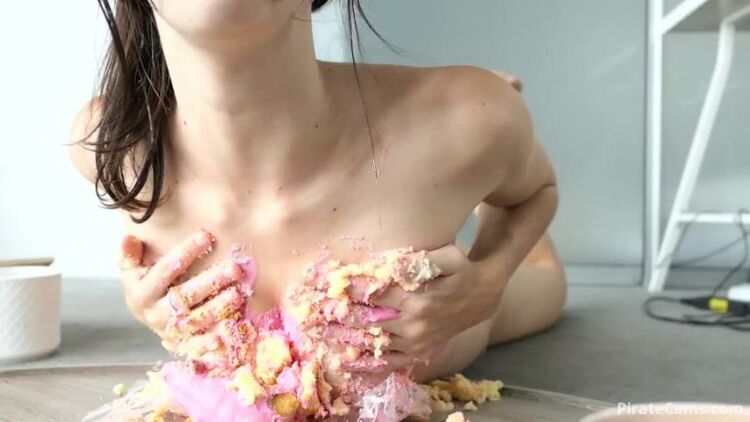 Girl MissAlice 94 in How NOT to eat a cake SMASH