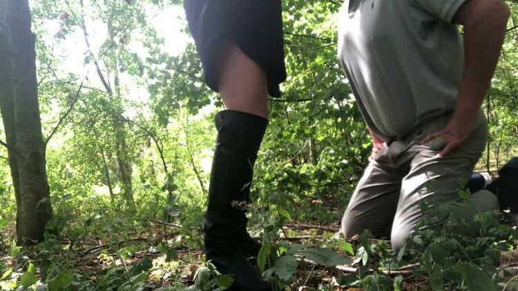 Mistress Courtney – An Outdoor Kicking For The Slave (Feel Me When you Walk)