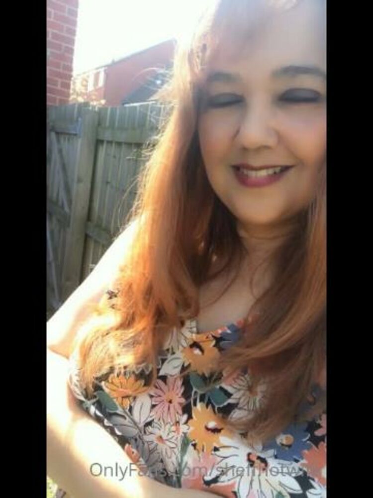 Yasmin - sheffhotwife / Onlyfans SheffhotwifePerfect day for a bit of titty flashing in the garden - 13-04-2021 - Wife