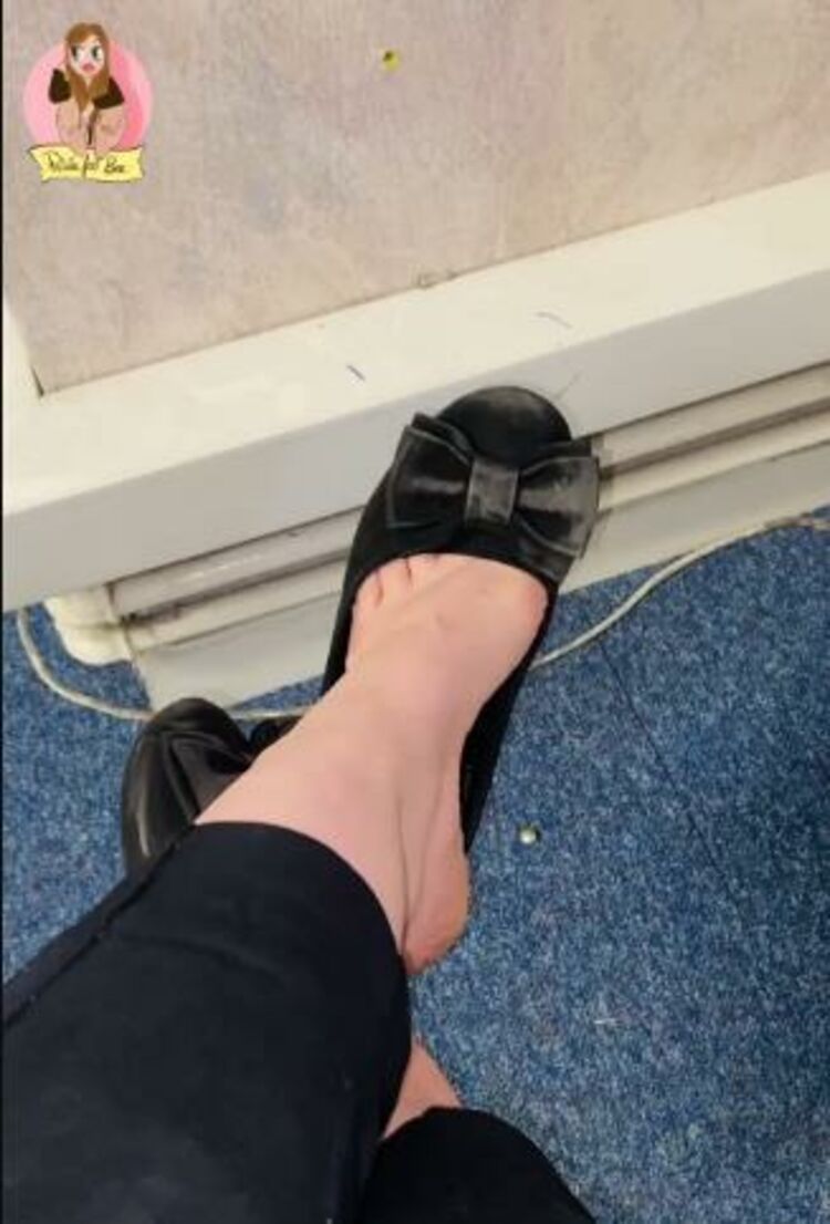 Bee - petitefeetbee / Onlyfans PetitefeetbeeI did tell you it would be your job to clean these tonight absolute filth collectors ope - 03-11-2021 - Tits