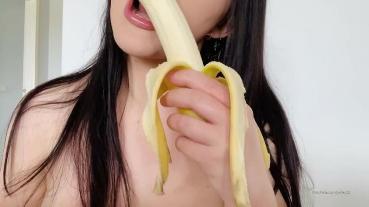 jjade 23 / Onlyfans JjadeMmm I wish this was a dick who thinks I should make myself squirt with a banana next - 05-03-2020 - Fetish