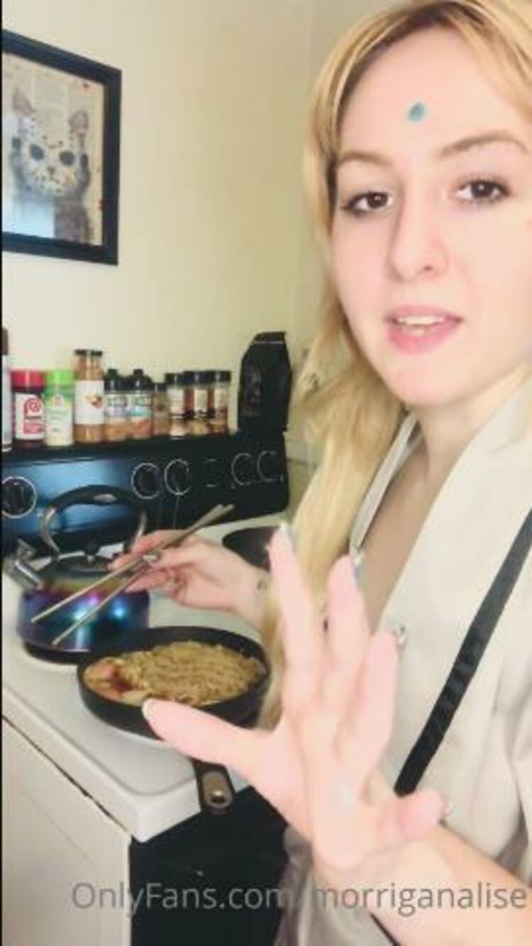 Morrigan - morriganalise / Onlyfans MorriganalisePart of cooking Ramen w Tsunade Lets make a toast and take a bite of this tasty rame - 24-05-2021 - Anal