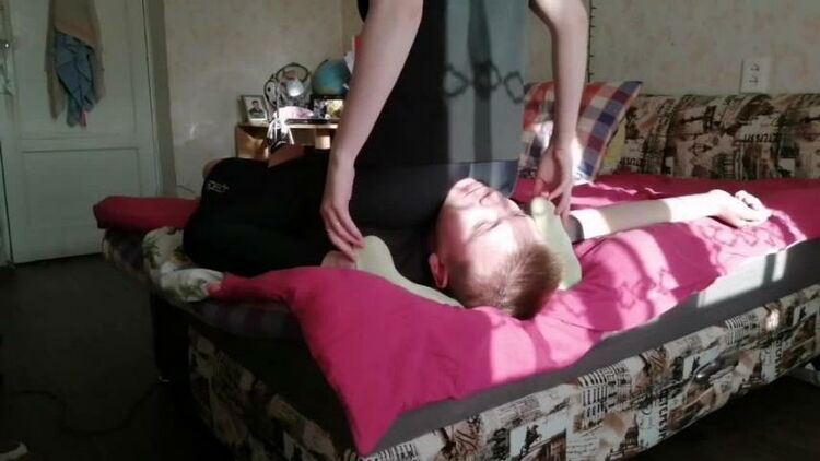 Young Goddess – Reverse Scissors And Facesitting Humiliation [Face Sit]