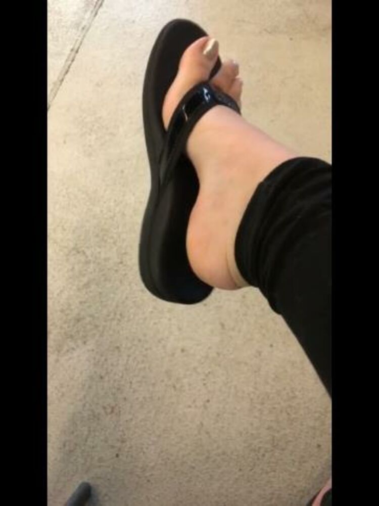 Kiara Skye / Onlyfans Kiaraskye - shoedangle at work public feet 06-05-2018 - Public