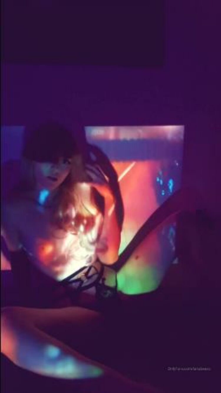 Lana Bee - lanabeexo / Onlyfans Lanabeexo - messing around with my projector and gorillaz 06-01-2020 - Round