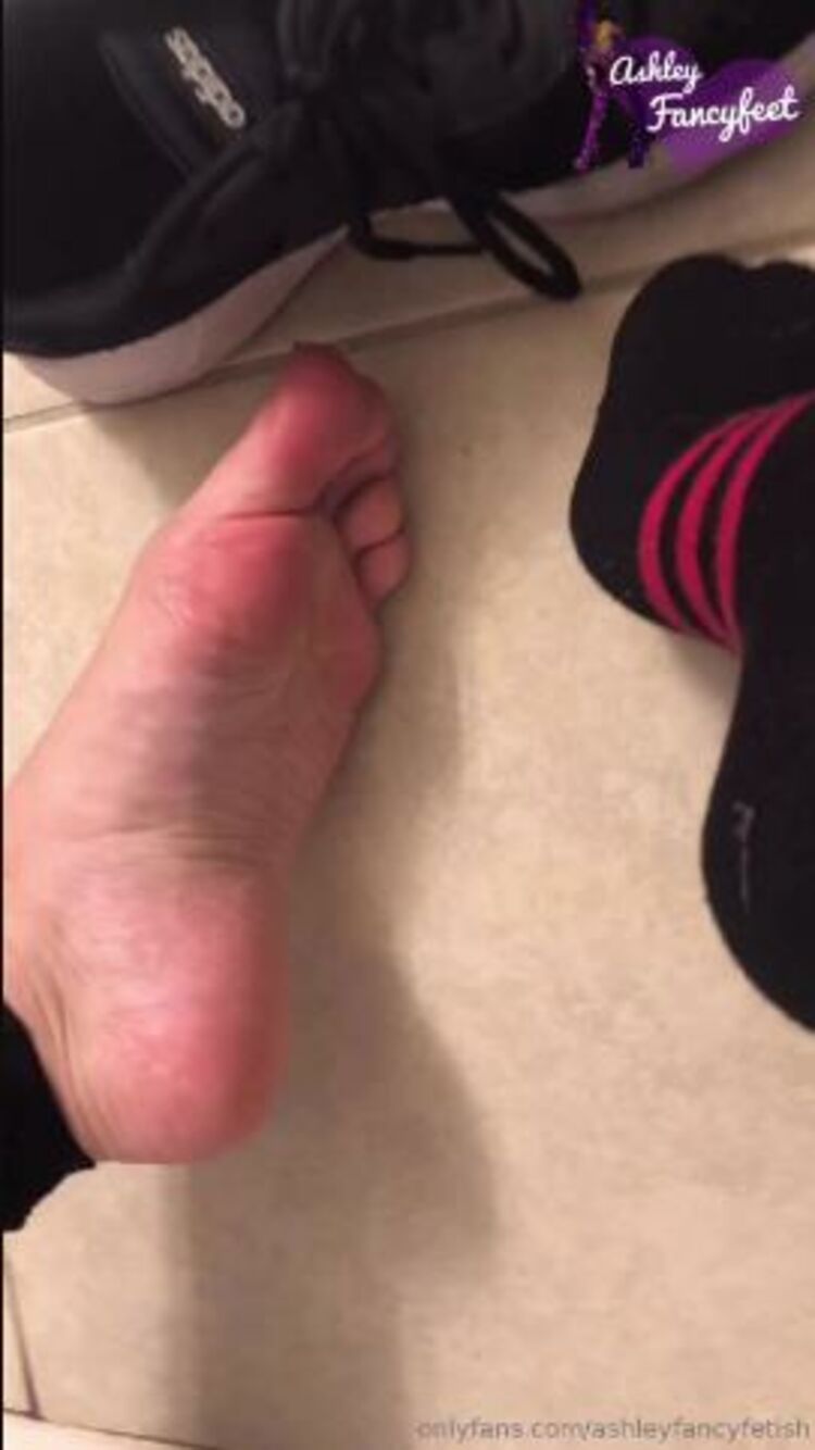 ashleyfancyfetish Removing my gym shoes and airing out my feet 4787428