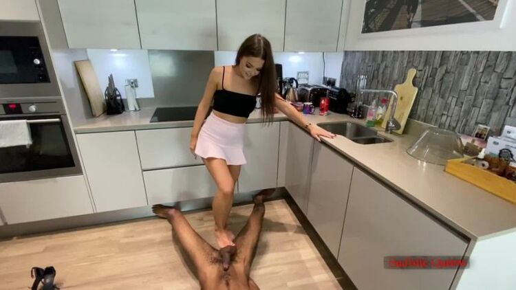 Sadistic Queens - Louise - 1St Time Squish