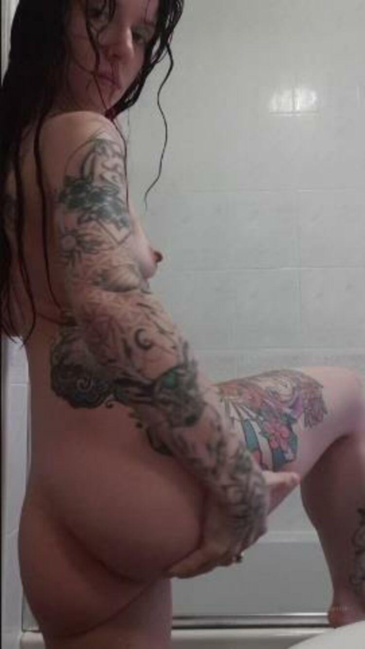 Emma Hircine - hircinesupreme / Onlyfans Emmahircine - its important to moisturise after a hot shower to keep your skin super soft 26-01-2020 - Shower