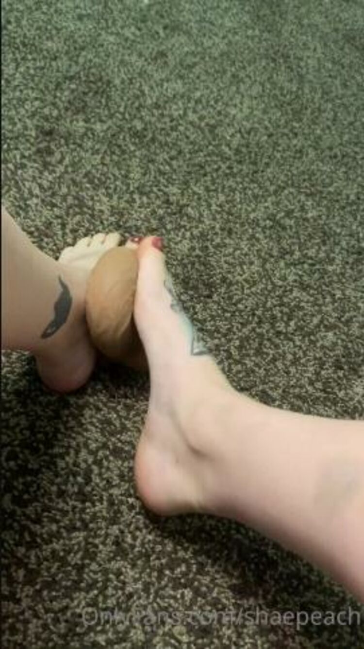 Shae - shaepeach / Onlyfans Shaepeach - using my feet to show this cock who is boss 02-07-2020 - Cock