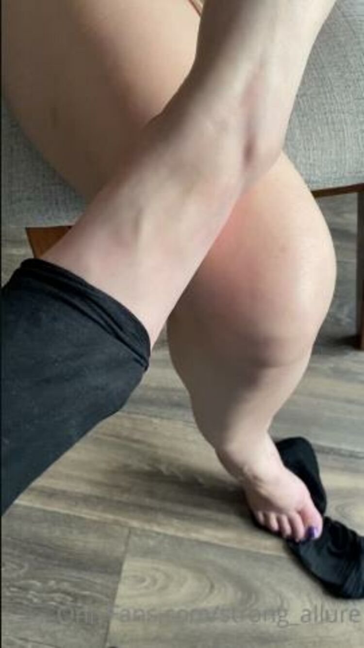 Strong Allure / Onlyfans Strongallure - free the feet i think you would rather feel and see my bare skin 31-03-2021 - African