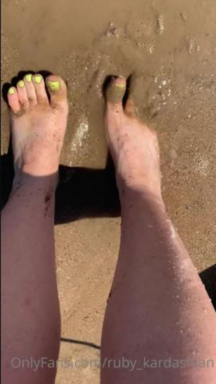 Ruby Kardashian - fettish friendly / Onlyfans Rubykardashian - the sand at the beach felt so good between my toes today so natural pure and groundi 25-05-2020 - Fetish