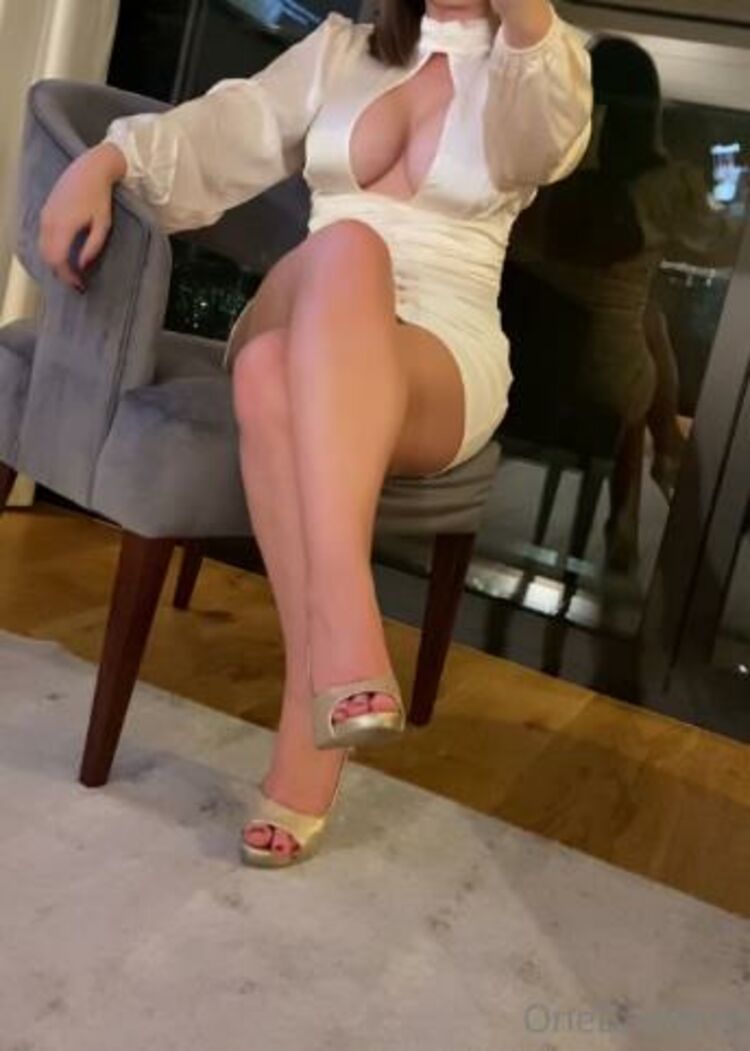 Onebadwife - British Wife / Onlyfans Onebadwife - here i am taking pics of myself and you can see the dress better now isnt it horny wit 29-05-2021 - Wife