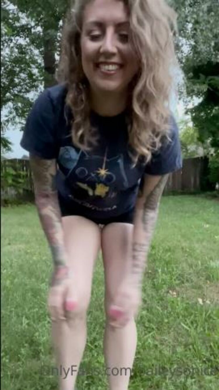 Baileysonice - Bailey / Onlyfans Baileysonice i stripped down in day light in my back yard and ran around naked for a couple minutes wanna watch me have some fun i 14-07-2021 - Round