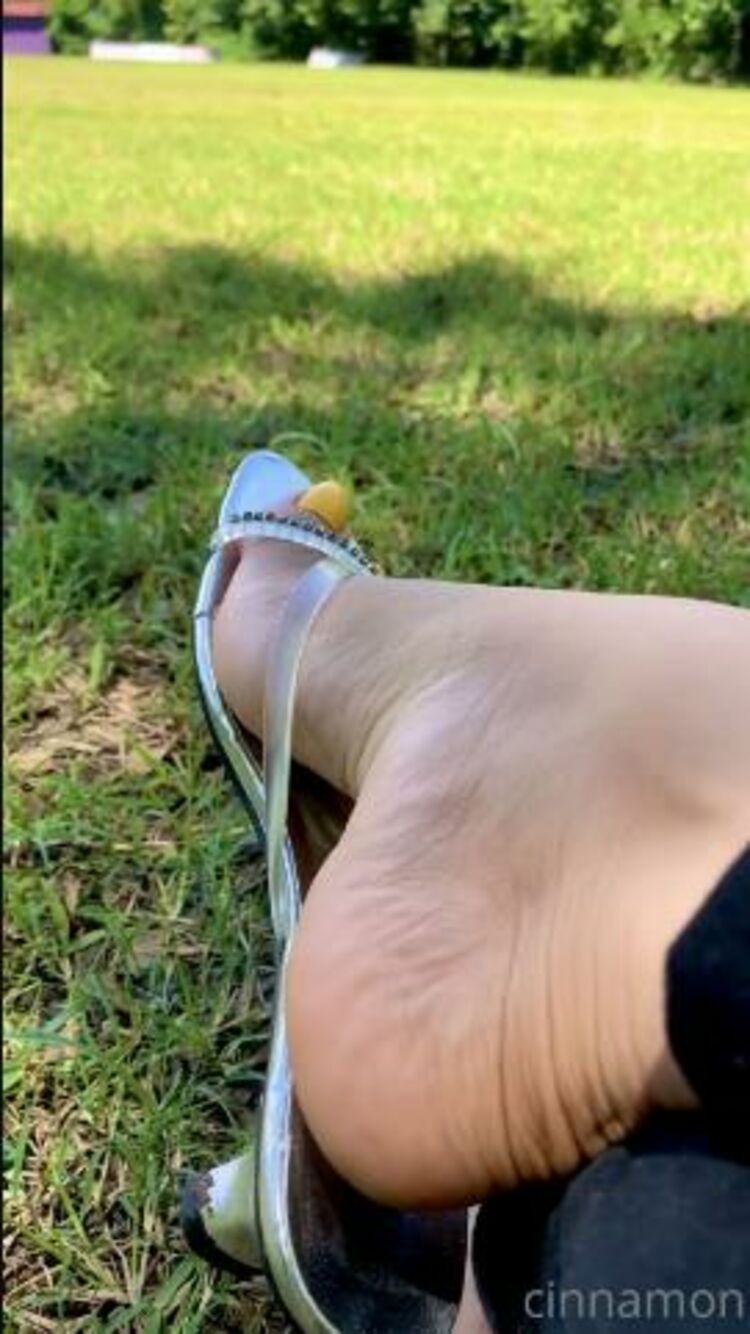 cinnamonfeet2 - Goddess Cinnamon VIP / Onlyfans CinnamonfeetPerfect day to be outside catching some looks on my feet while danglin these sexy sandals - 04-10-2021 - Perfect