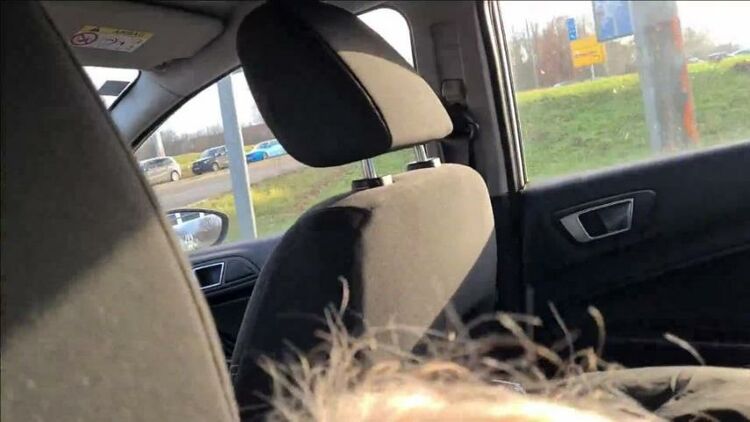 LisaSchubert - Taxi Eskapade Teil 2 - Ich blase ihn bis zum abspritzen vor dem Taxifahrer