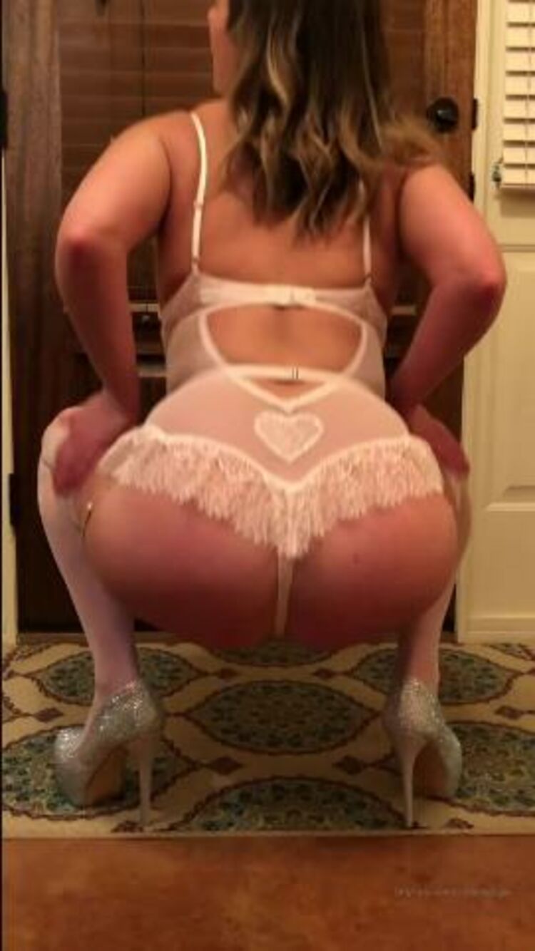 SouthernGirlGW / Onlyfans Southerngirlgw - working on my squats in my new lace lingerie 03-03-2020 - Lingerie