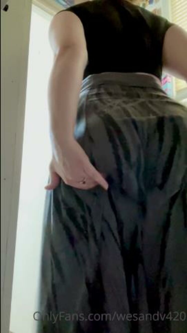 WesandV420 / Onlyfans My booty is trying to eat my skirt Should I wear this skirt out in public and l - 21-11-2021 - Skirt