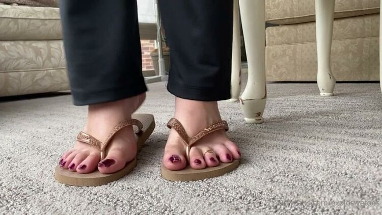 Explosivetoes / Onlyfans SSparkly toes and gold flip flops up close video - 28-05-2020 - Park