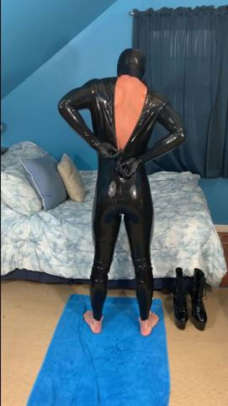 jerseygurl21 31-12-2019 Watch me dress and shine myself in my latex catsuit