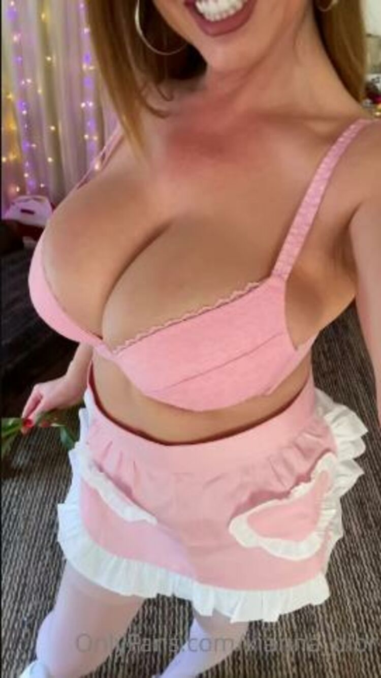 Kianna Dior / Onlyfans Kiannadior - loving my new pink apron are you hungry want online mommy to make you a snack 10-06-2021 - Mommy