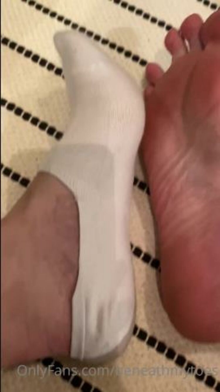 Beneathmytoes / Onlyfans - how hot do my little feet get do you think they smell would you love to find out 11-08-2021 - Fetish