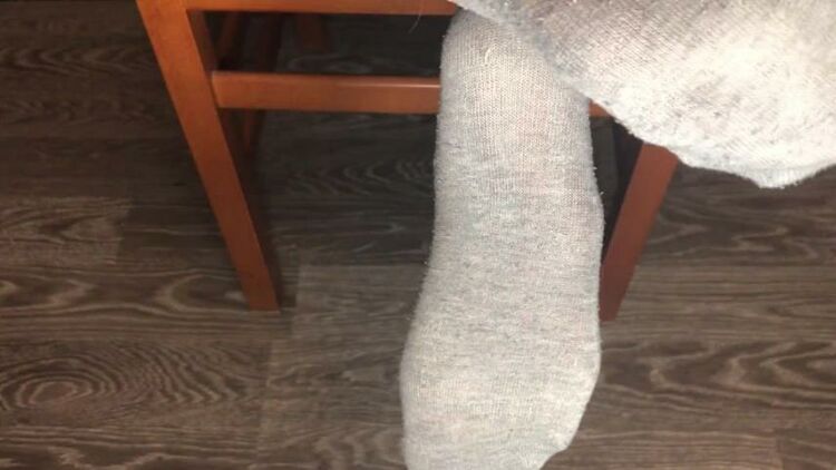 STUDENT GIRL SHOW FOOT IN GRAY SOCKS SMELL SOCKS AND WORSHIP FETISH! BDSM PORN -