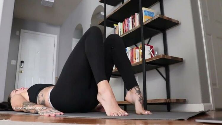 Lindsey Leigh – 30 Min Yoga Stretch And Foot Worship – Foot Fetish Pov