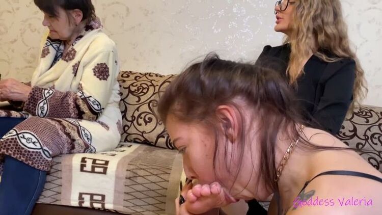 Visiting Grandma – LICKING GIRLS FEET