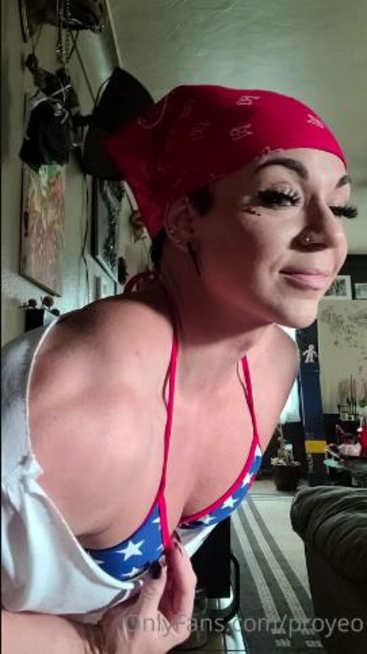 MuscleGeisha / Onlyfans Musclegeisha - heading out friends havent seen me in a while i hope they notice all my new mass 04-07-2021 - Fetish