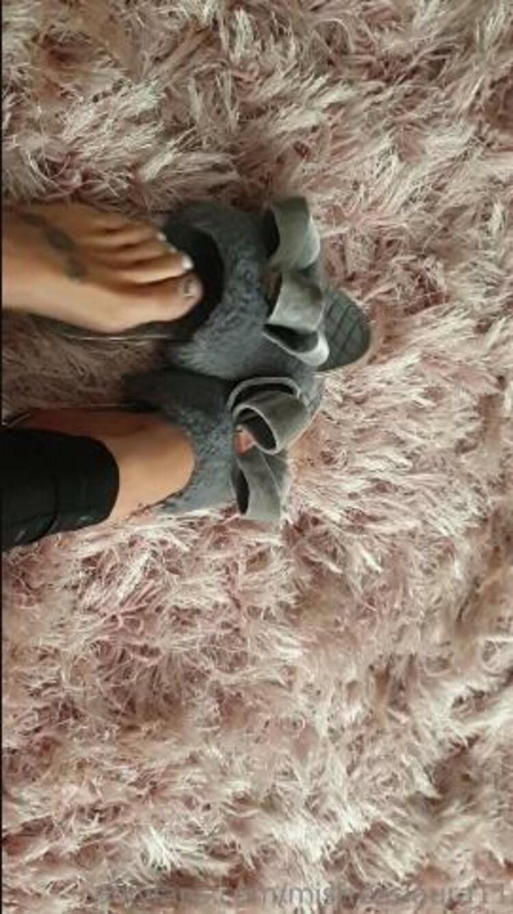 Miss Laura - mistresslaura11 / Onlyfans Mistresslaura - clip slippers wet look leggings and sexy feet nbsp 01-04-2019 - Sexy