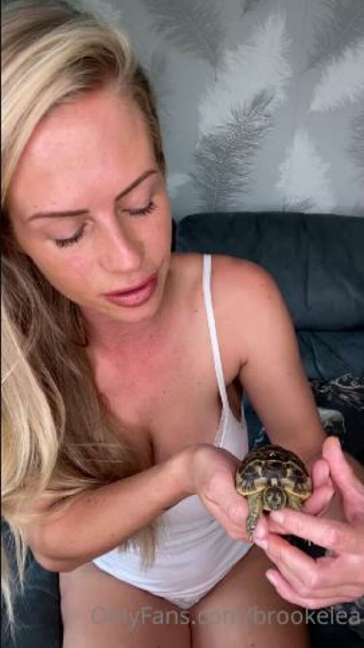 Brooke Lea / Onlyfans Brookelea - talk to me tuesday what do i actually think this is show and tell what pets 15-09-2020 - Fetish