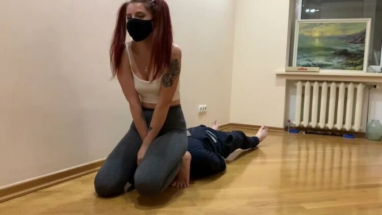 PETITE PRINCESS NAUGHTY REDHEAD PIGTAILED BABE IN TIGHT LEGGINGS – FULL WEIGHT FACESITTING AND PUSSY SMOTHER FEMDOM