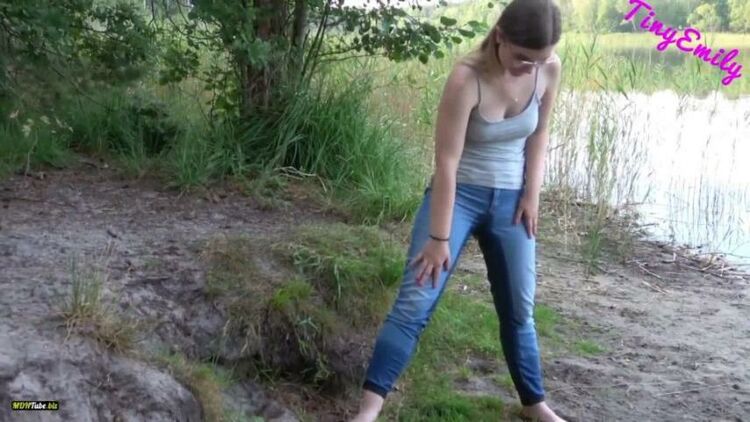 TinyEmily - OMG ich hab mir in die Hose gemacht - Mein Erstes JeansPiss Video Natursekt