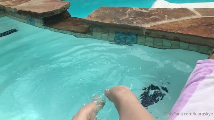 Kiara Skye / Onlyfans Kiaraskye - dipping my gorgeous feet in the water slow motion tip if every drip made you even harder 25-07-2020 - Gorgeous