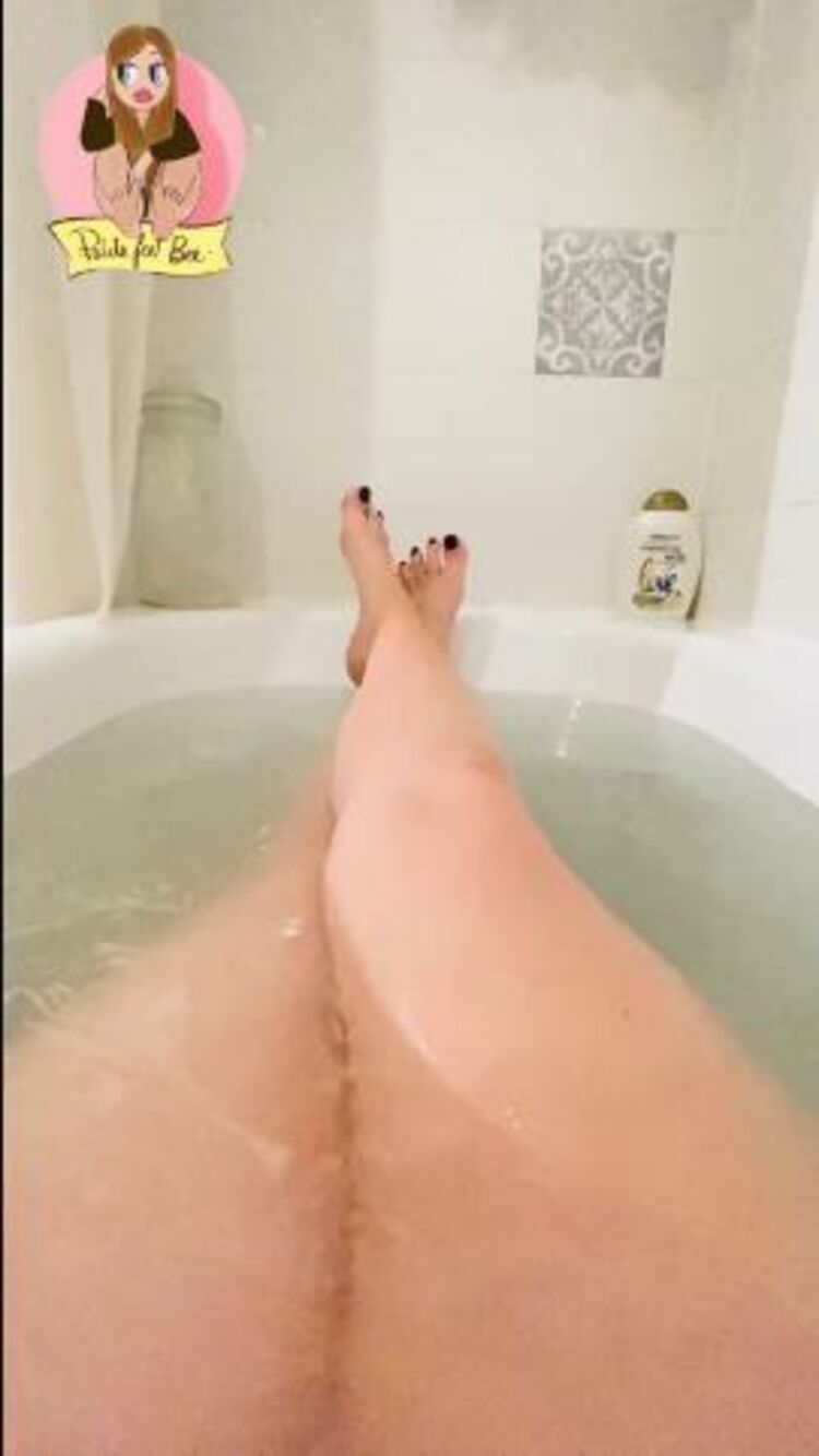 Bee - petitefeetbee / Onlyfans PetitefeetbeeYour tongue best lick right the way up to my toes - 22-10-2021 - Fetish