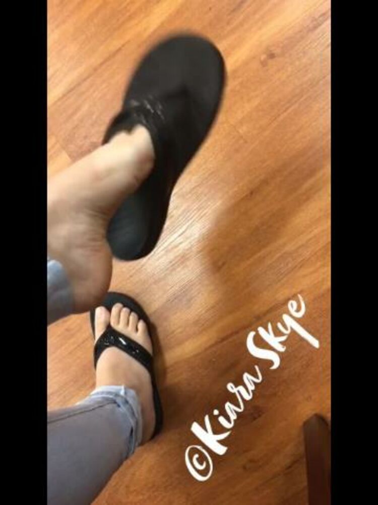 Kiara Skye / Onlyfans Kiaraskye - vid shoedangling in public 29-09-2018 - Public