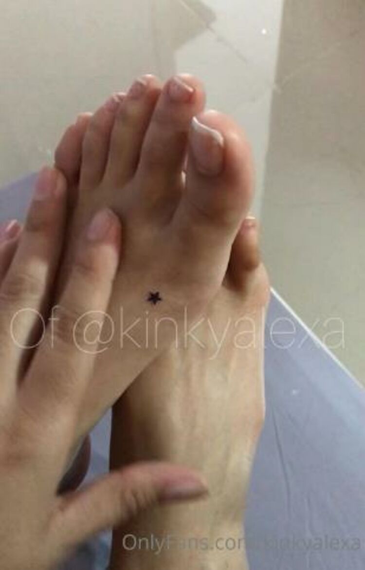 KinkyAlexa / Onlyfans Kinkyalexa - or mondayfeet what do you want 04-01-2021 - Kinky