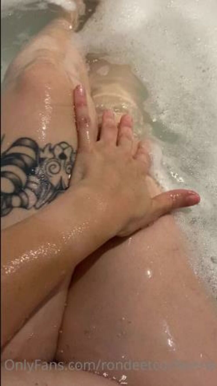 RondeETcochonne / Onlyfans Rondeetcochonne - listen my voice i tease you in my bath coute ma voix j 03-10-2021 - Teasing