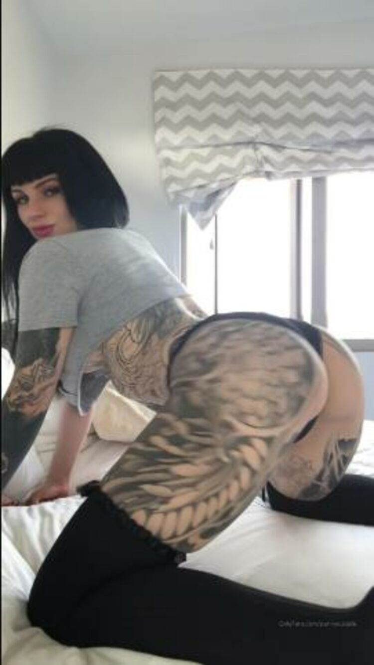 Penny Suicide / Onlyfans Pennysuicide - little twerk session and strip tease while at the shootfest let me know if you like 30-01-2020 - Twerk