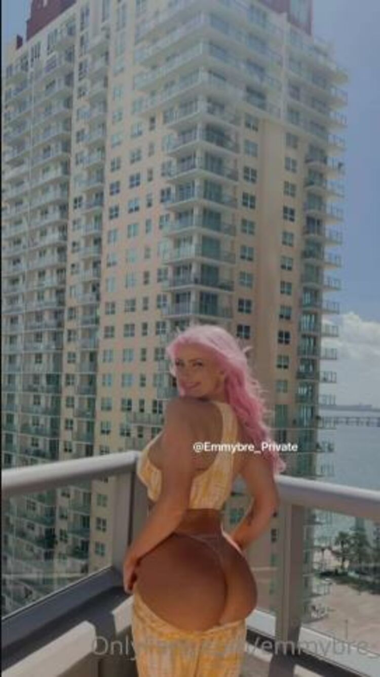 Emmy Bre / Onlyfans Emmybre - when in miami i wonder how many ppl saw me flash my ass on the roof top 23-10-2021 - Ass