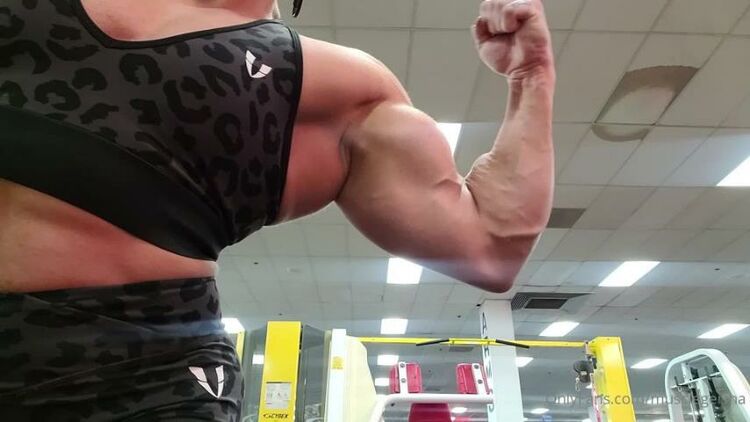 MuscleGeisha / Onlyfans Musclegeisha - quick clip from todays biceps and back workout its as dense as it looks 21-01-2022 - Fetish