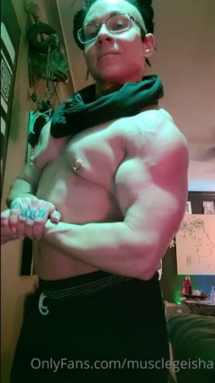 MuscleGeisha / Onlyfans Musclegeisha - its cold in the midwest so we flex pretty cool pec control to entertain you sweats 26-01-2022 - Fetish