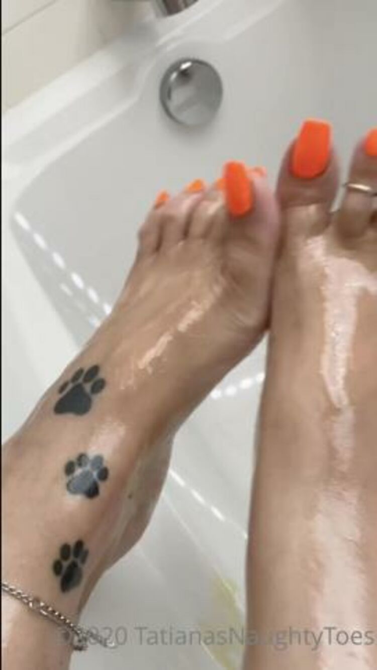 TATIANA - tatianasnaughtytoes / Onlyfans Tatianasnaughtytoes - new neon orange pedicure oil continuing to rub oil into my feet to make t 29-08-2020 - Fetish