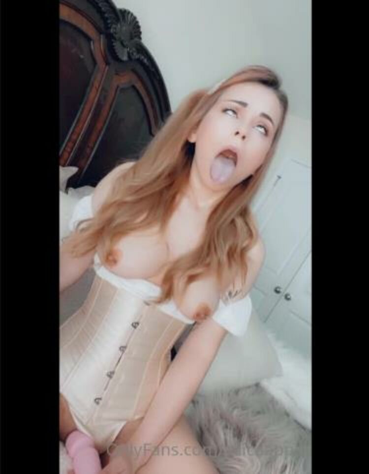 Aliice Apple / Onlyfans Aliiceapple - i got a new corset and bunny tail so i had to cum in them to make it official hehe 06-09-2020 - OnlyFans