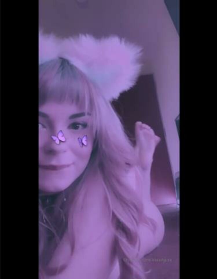 Aliice Apple / Onlyfans Aliiceapple - sometimes i play around and come up with silly videos like this do you guys wanna see 27-03-2020 - Fetish