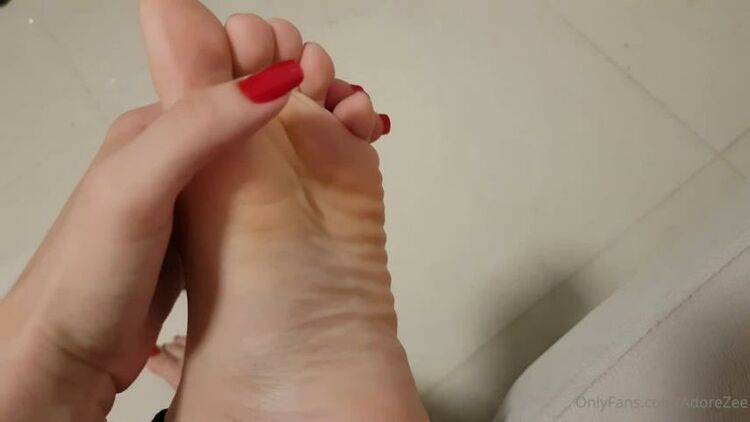 AdoreZee / Onlyfans Adorezee - falando como minhas sapatilhas e meu p esto com chul talking about how stinky my fee 20-10-2020 - Fetish